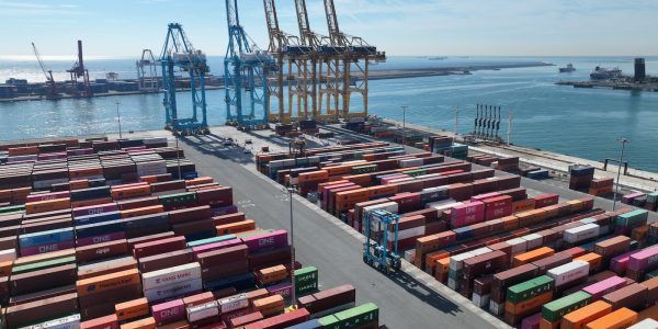 El Gobierno concedió 3,9 milions d’euros a APM Terminals Barcelon per un projecte pilot d’electrificació d’Straddle Carriers