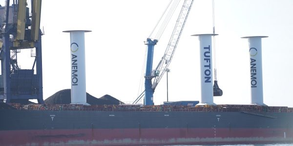 El Port de Tarragona rep al vaixell TR Lady, un graneler amb el sistema ‘Rotor Sails’, un nou sistema sostenible de navegació