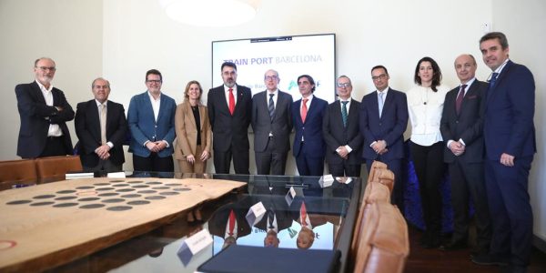 El Port de Barcelona y Adif crean la sociedad Train Port Barcelona para impulsar el transporte de mercancías