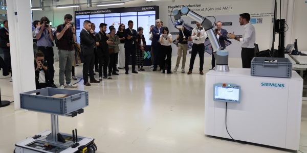 Siemens inaugura al DFactory Barcelona un centre de competència internacional d’AGVs i intralogística